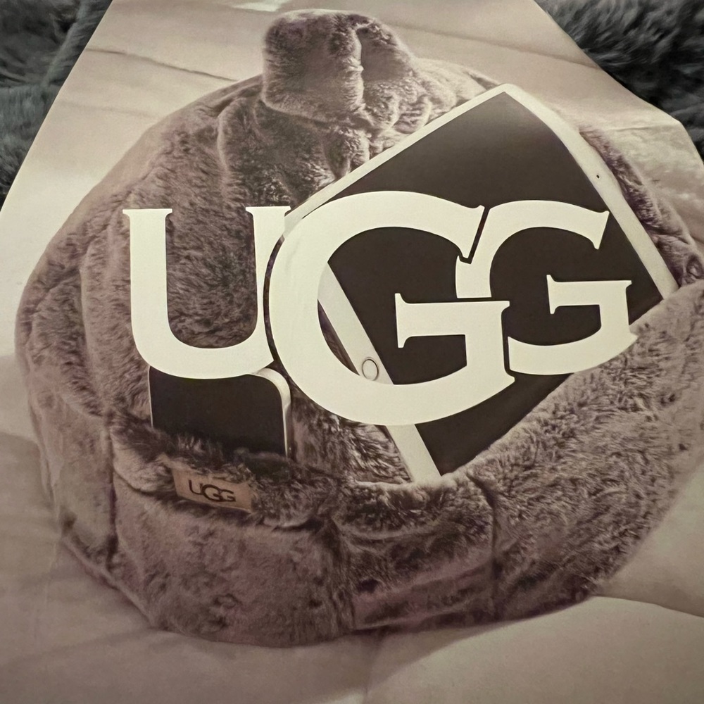 UGG IPad/tablet Pouf.